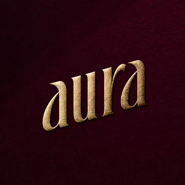 Logotipo Aura em relevo dourado sobre fundo escuro