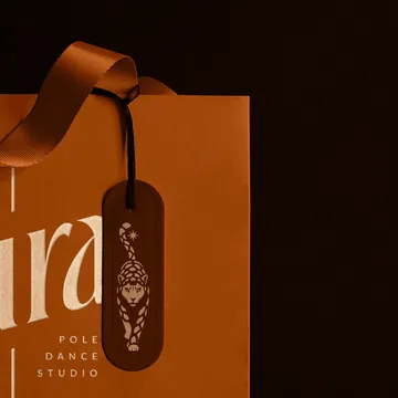 Sacola terracota com o logotipo Aura impresso