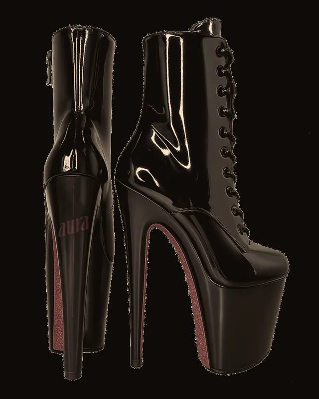 Par de botas de salto plataforma usadas nas aulas de exotic heels